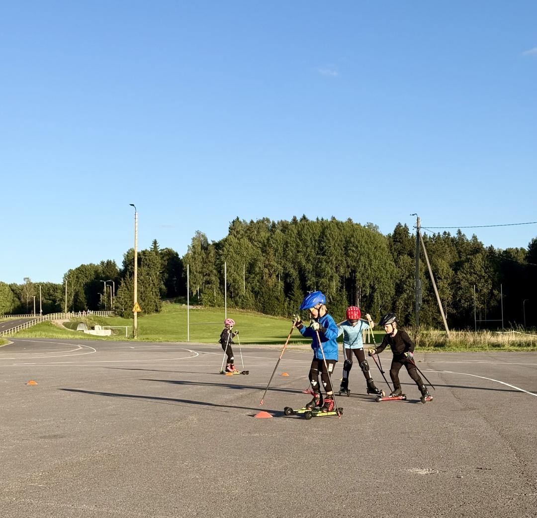 Lapsia rullahiihtämässä Hakunilan rullahiihtoradalla.