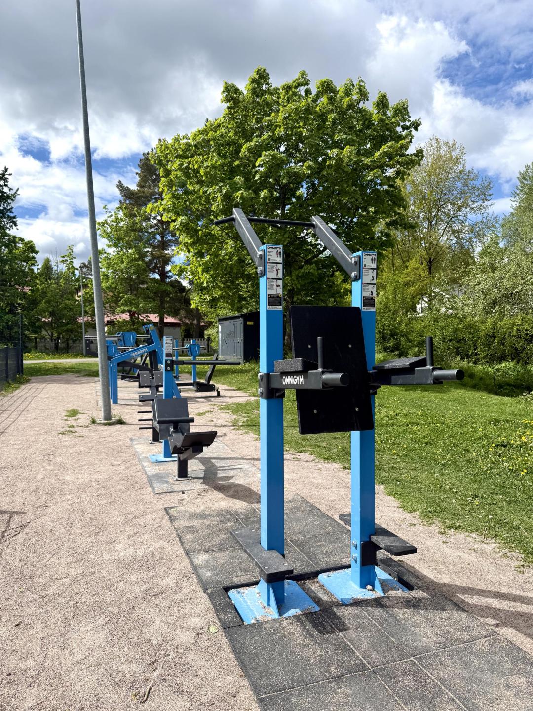 Vaaralan ulkokuntosalin leuanvetotankolaite.