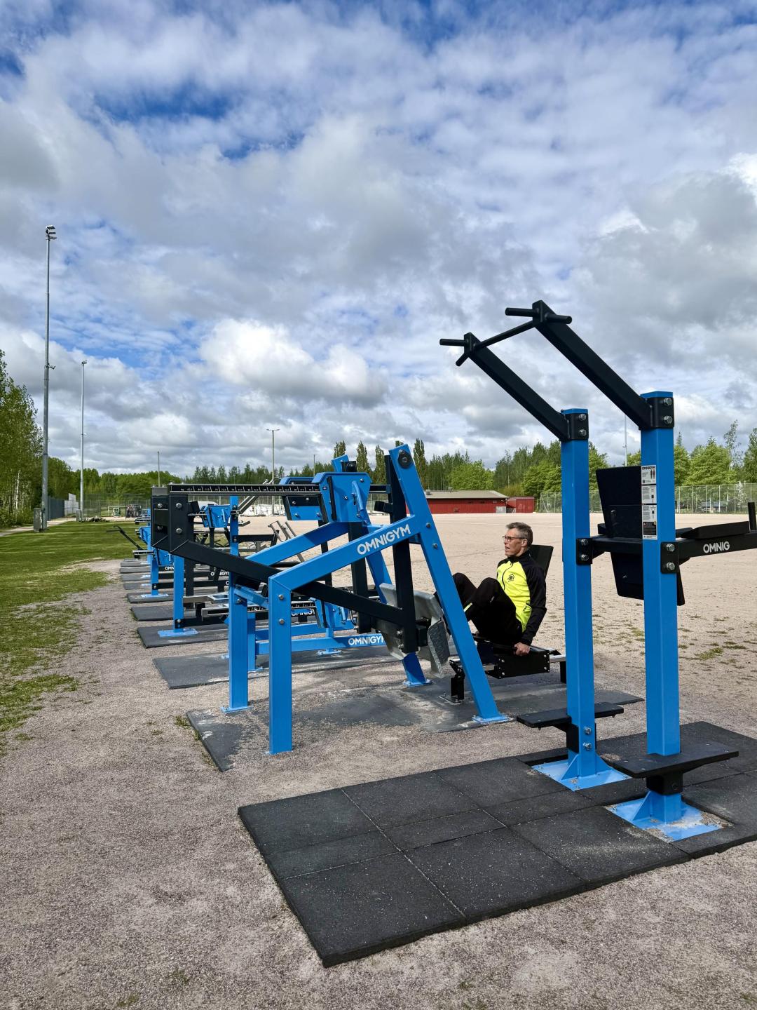 Vapaalan liikuntapuiston ulkokuntosalilla kuntoilija tekemässä jalkaprässissä liikettä.