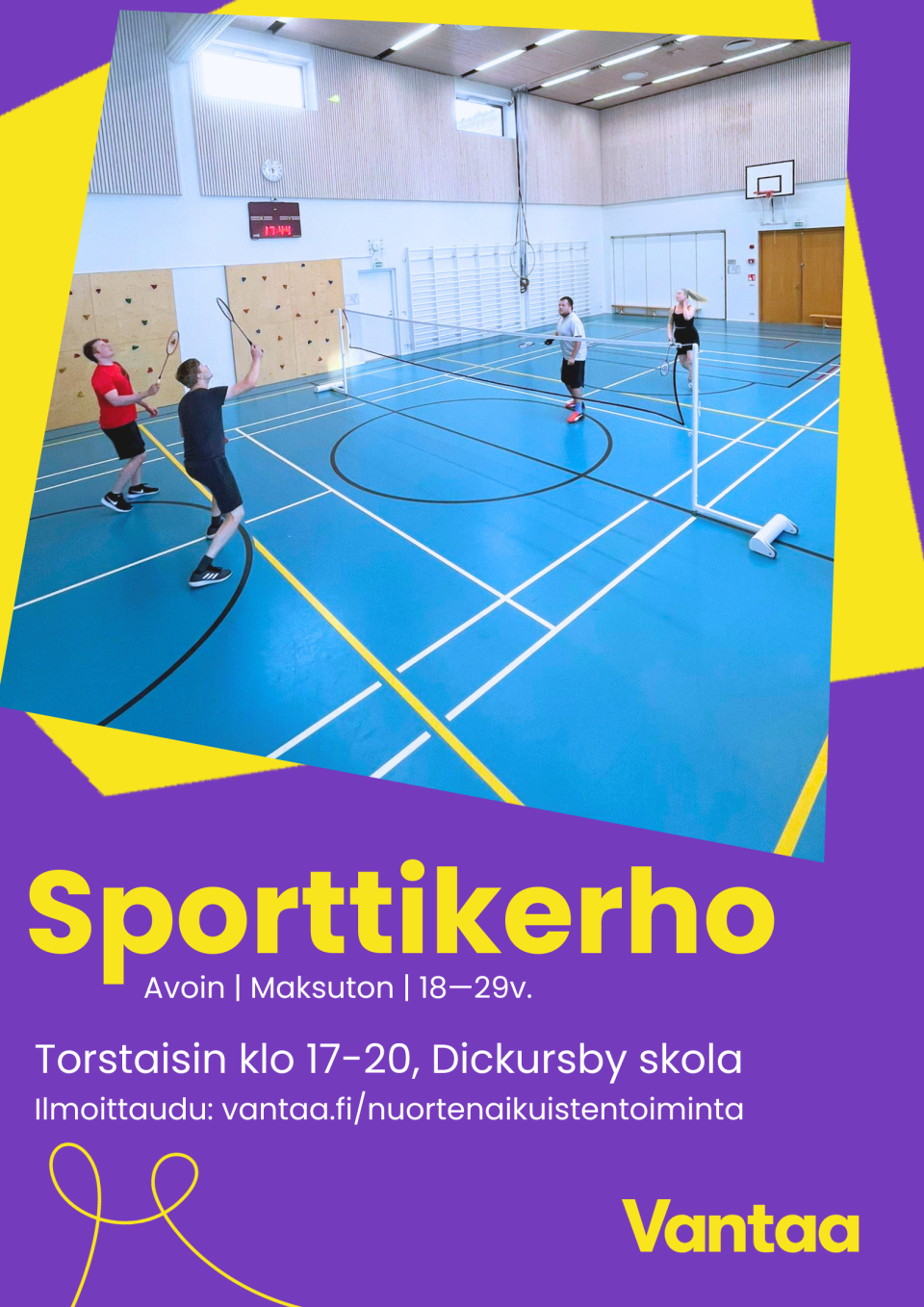 neljä nuorta aikuista pelaamassa sulkapalloa.