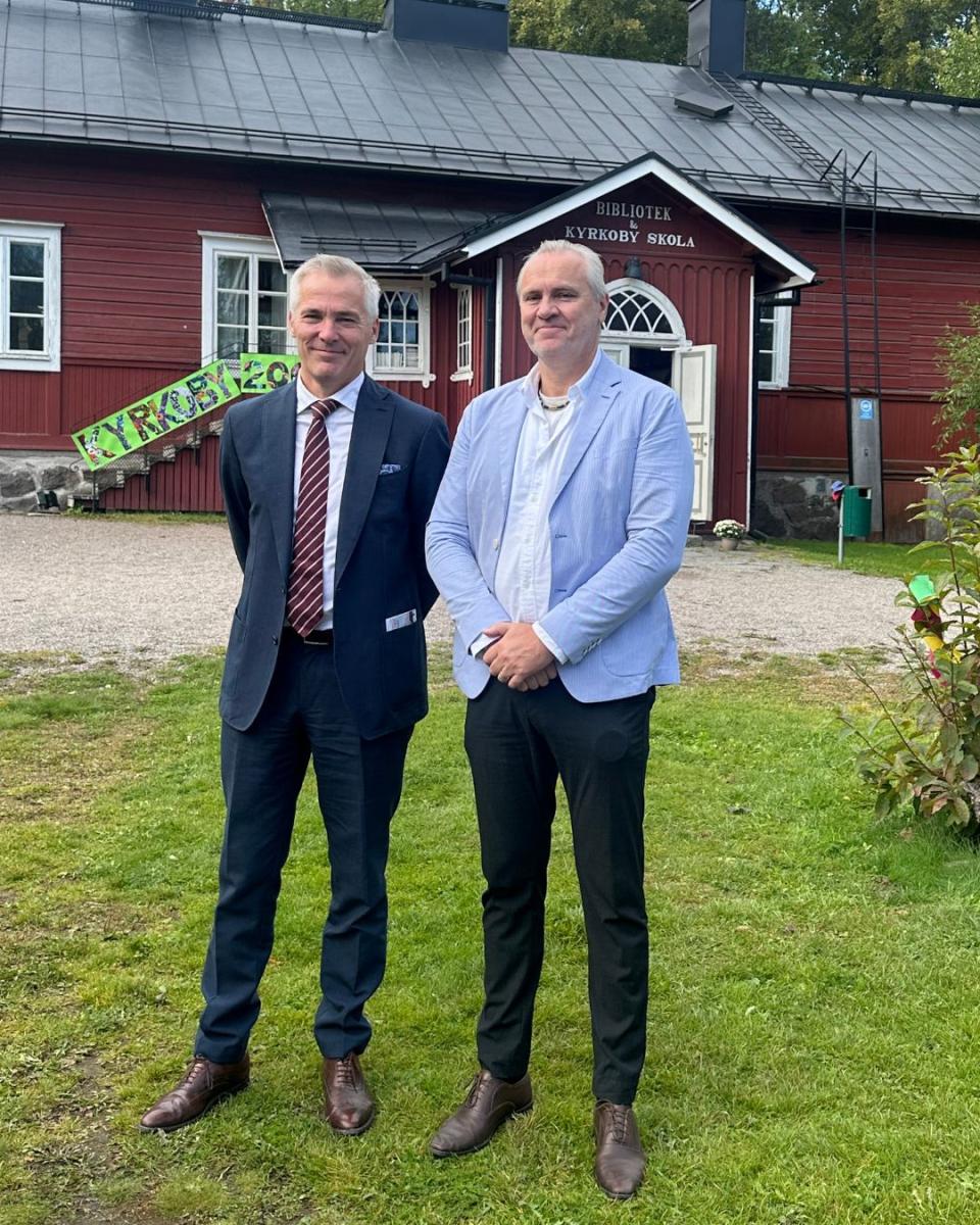 Opetusministeri Anders Adlercreutz ja ruotsinkielisten palveluiden johtaja Anders Vikström