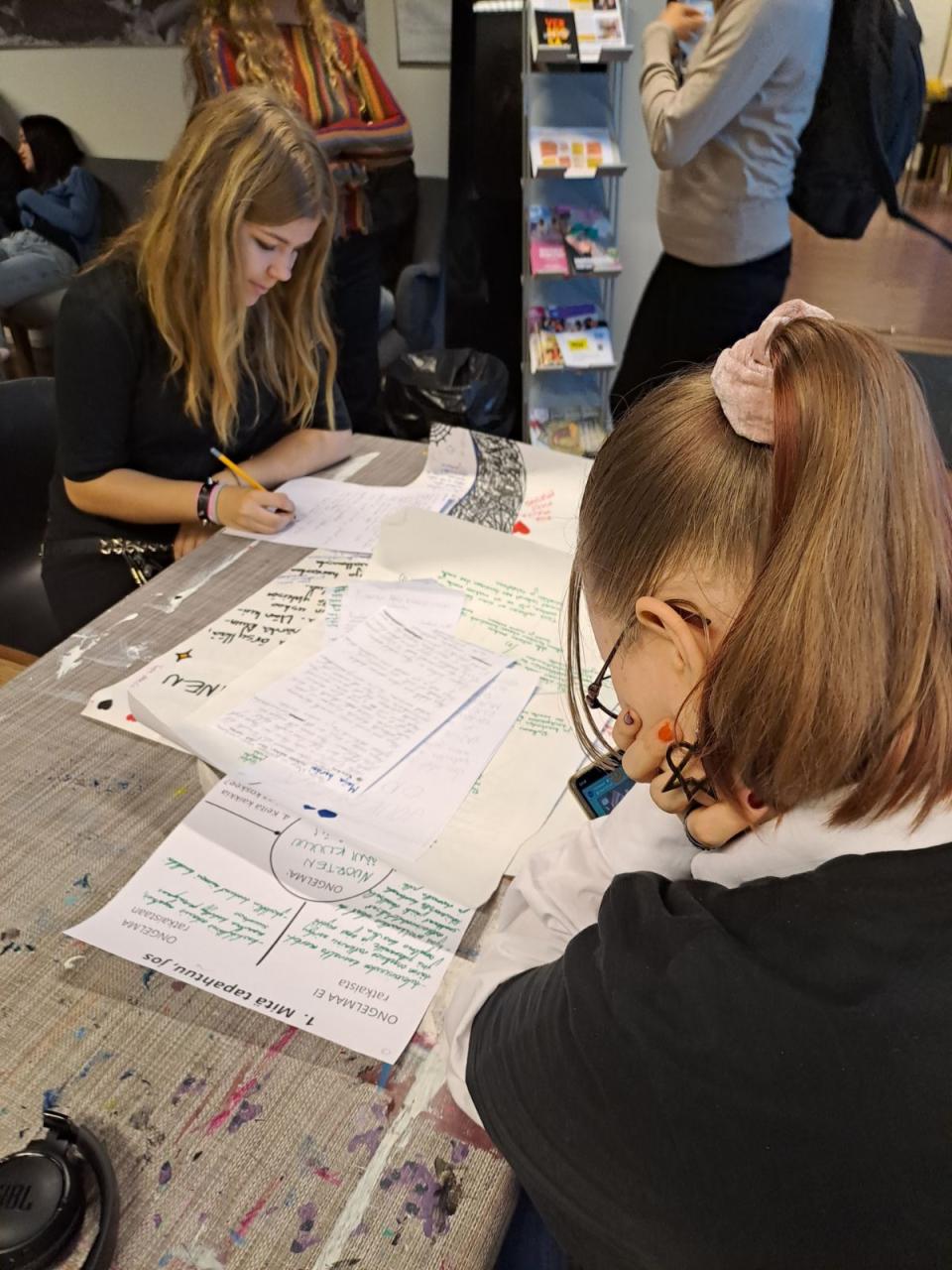 Hackathoniin osallistuvat oppilaat työskentelevät.