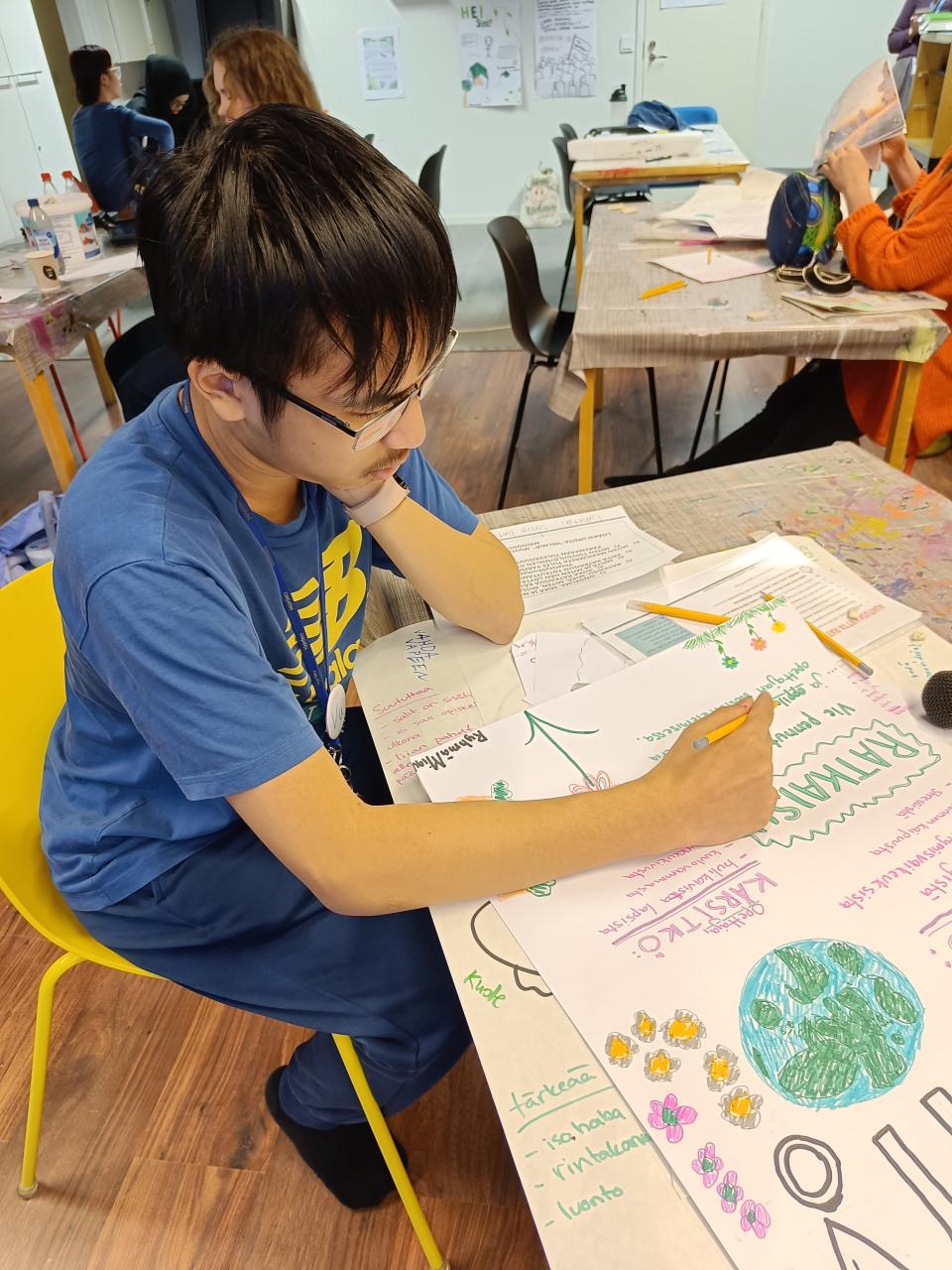 Hackathoniin osallistuva oppilas työskentelee