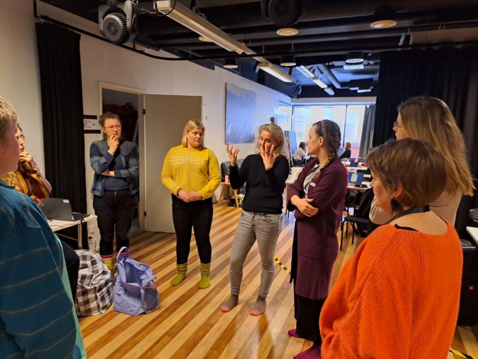 Hackathoniin osallistuvat opettajat keskustelevat.