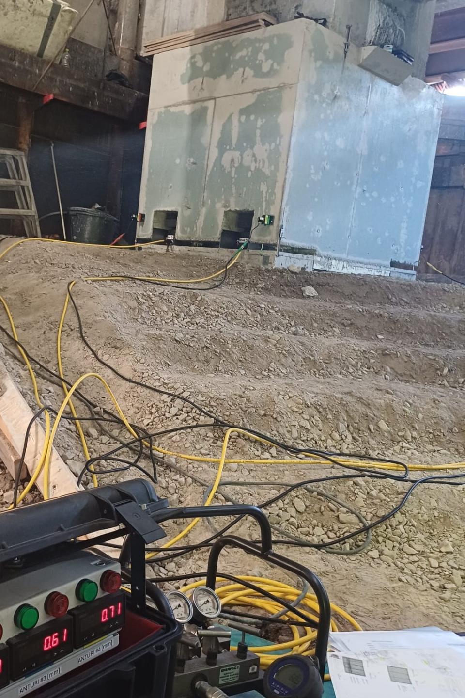 Kuvassa näkyy mittarit ja hydrauliikkaa.