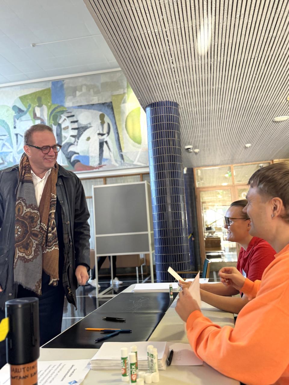 Kaupunginjohtaja äänestyssimulaatiossa. 