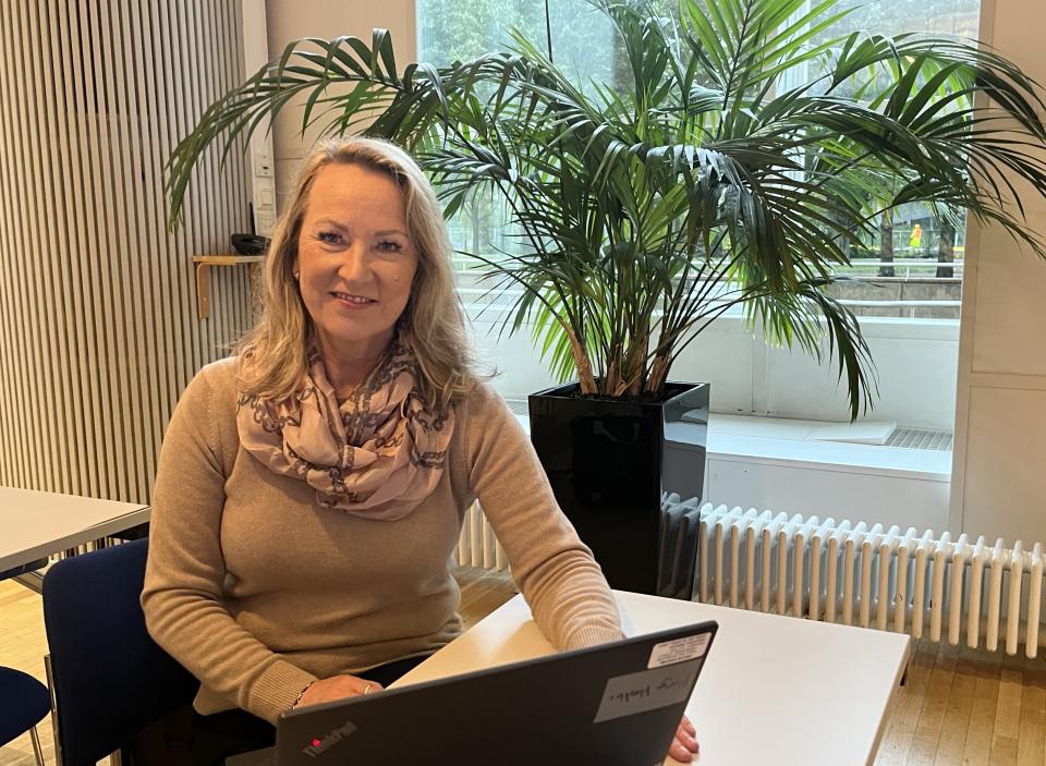 Pirjo opiskelee tietokoneen ääressä.