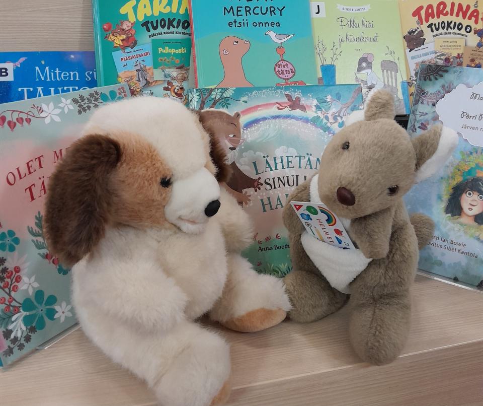 Pehmolelut katselevat kirjoja. 