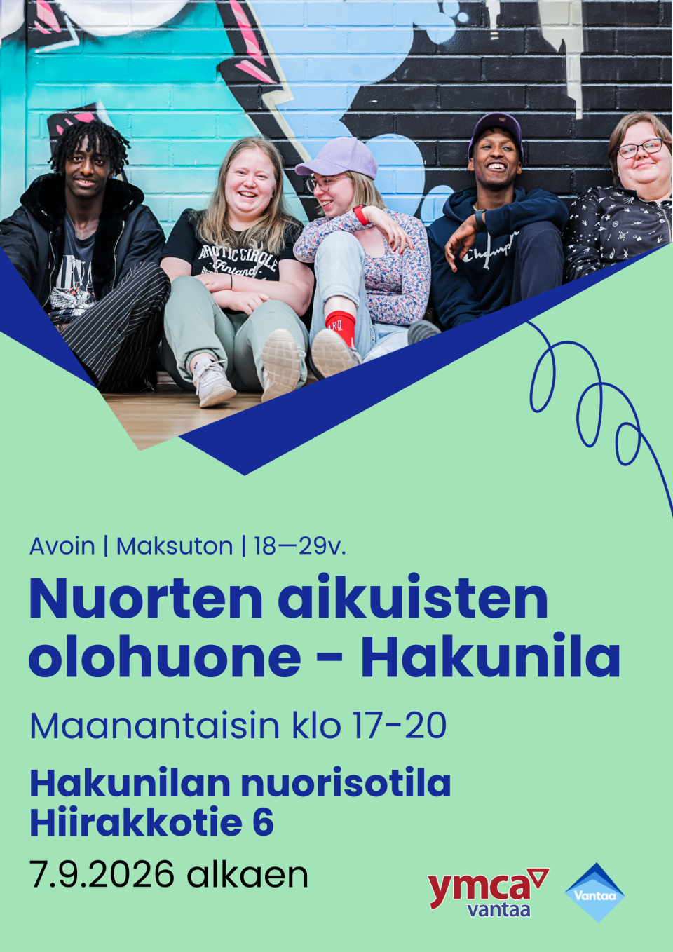kuvassa nuoria aikuisia istuu seinää vasten ja hymyilee kameralle.