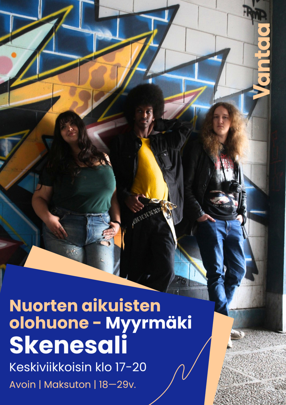 kolme nuorta aikuista nojailee seinään myrtsissä