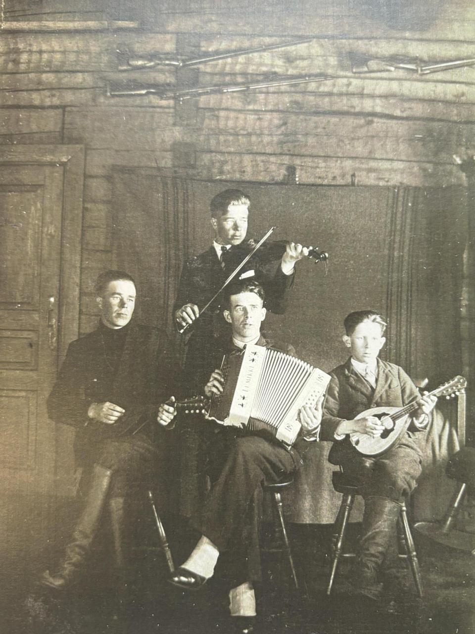 Urpo Sorsan yhtye. Urpo ylärivissä, alarivissä hänen veljensä Viljo, Matti ja Arvi.