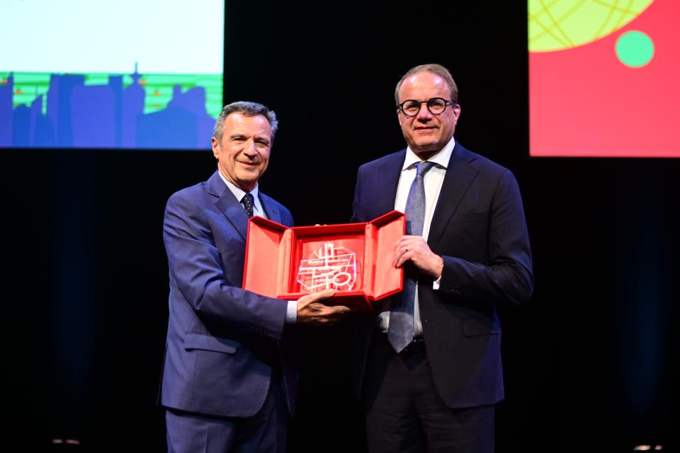 Kaupunginjohtaja Pekka Timonen vastaanottamassa palkintoa.