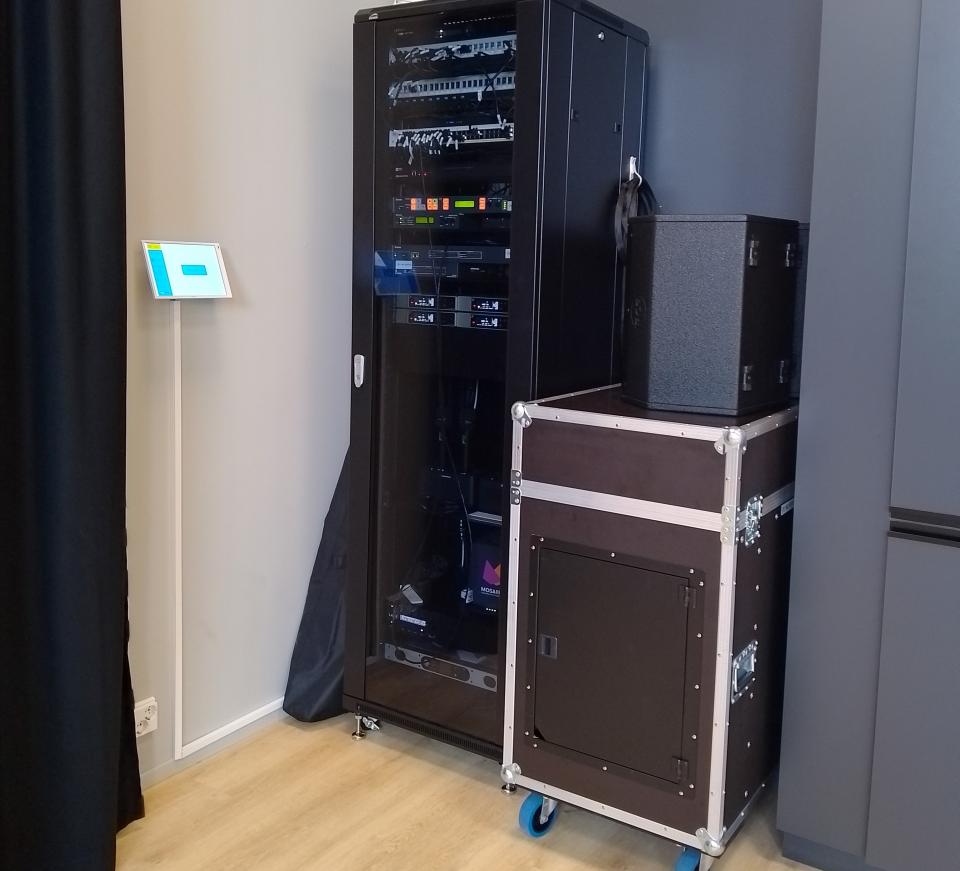 Esitysteknisiä laitteita nurkassa.