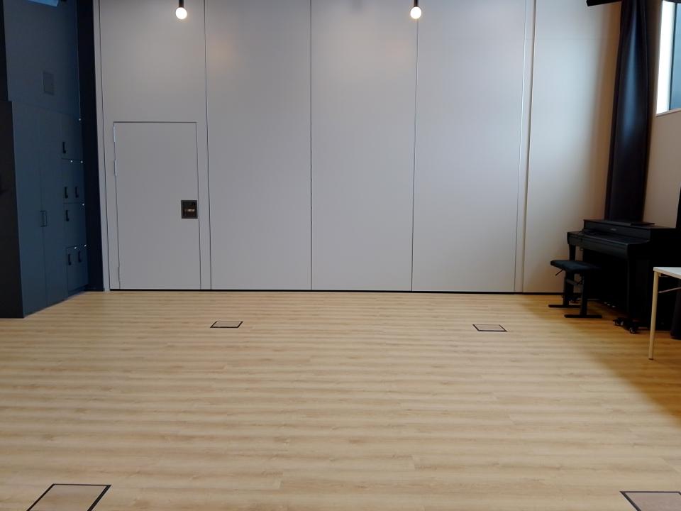 Tyhjätila, jossa vaalea lattia. Takaseinä on vaalea, siirrettävä väliseinä. 