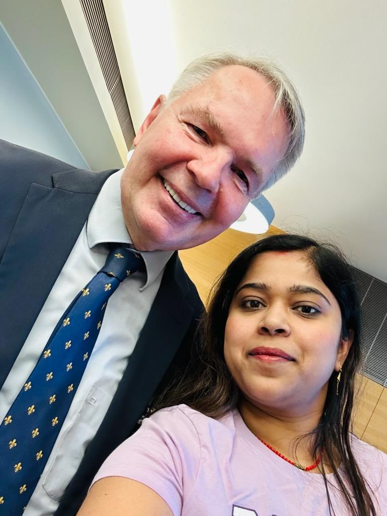 Vamu-hankkeen toimintaan osallistunut Kumari Khushbu poseeraa kuvassa yhdessä Pekka Haaviston kanssa.