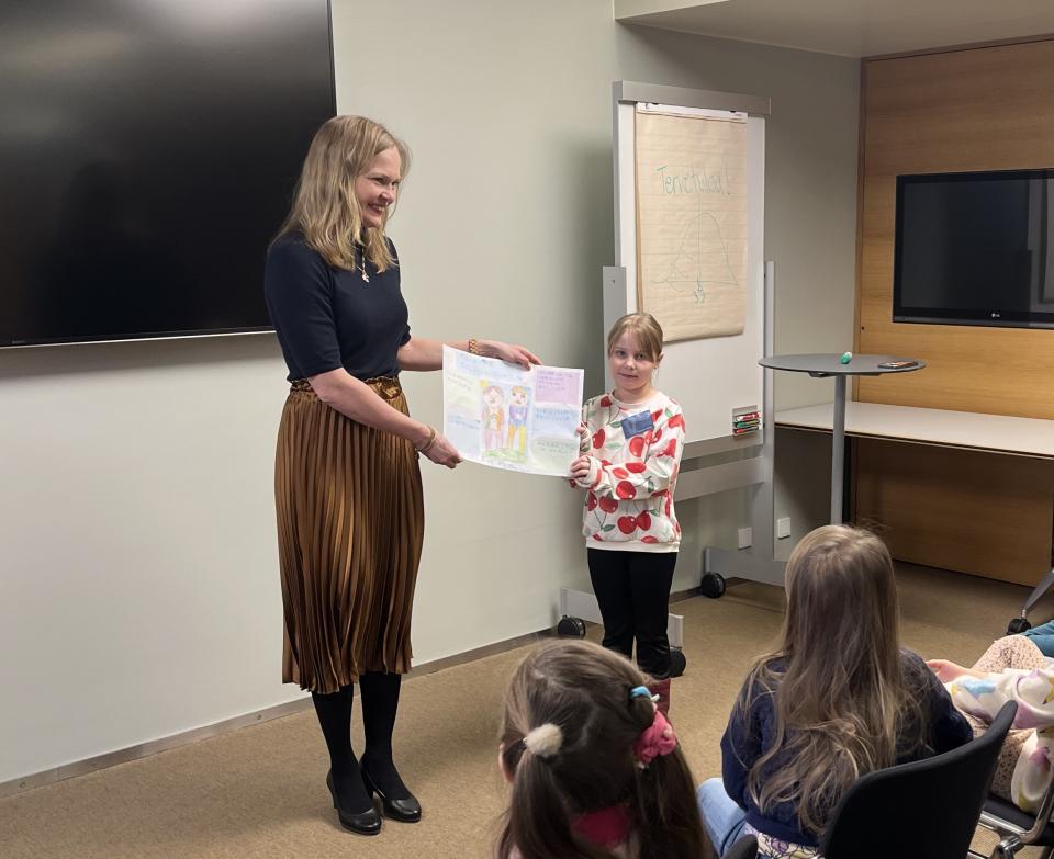 Olivia luovuttaa Pakkalanrinteen päiväkodin julisteen Hanna Kososelle.