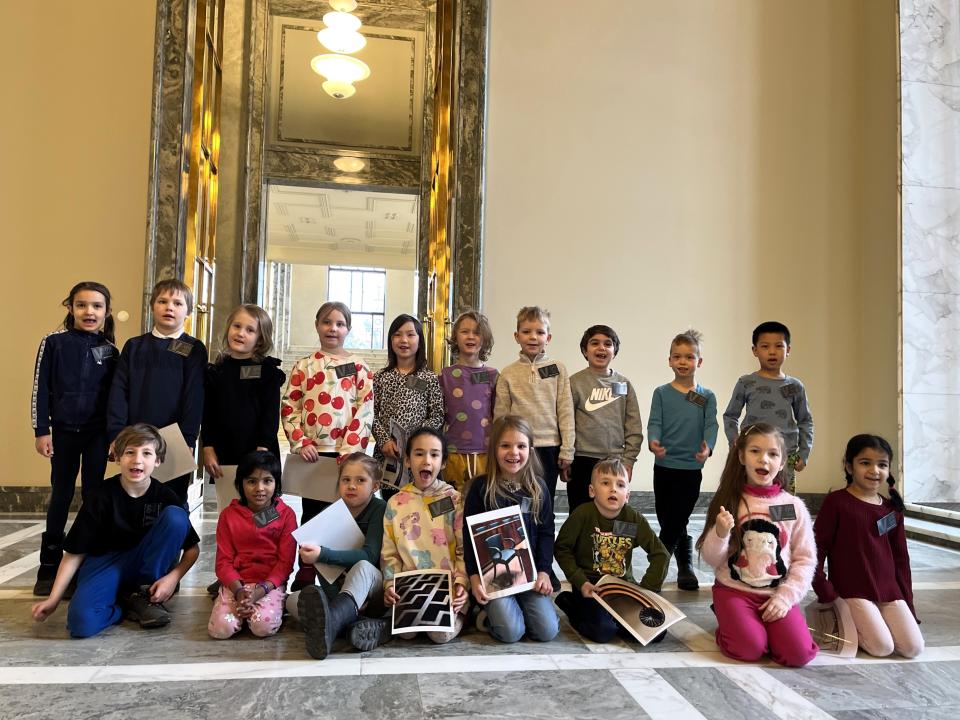 Eskarilaiset tutustumassa Eduskuntataloon.