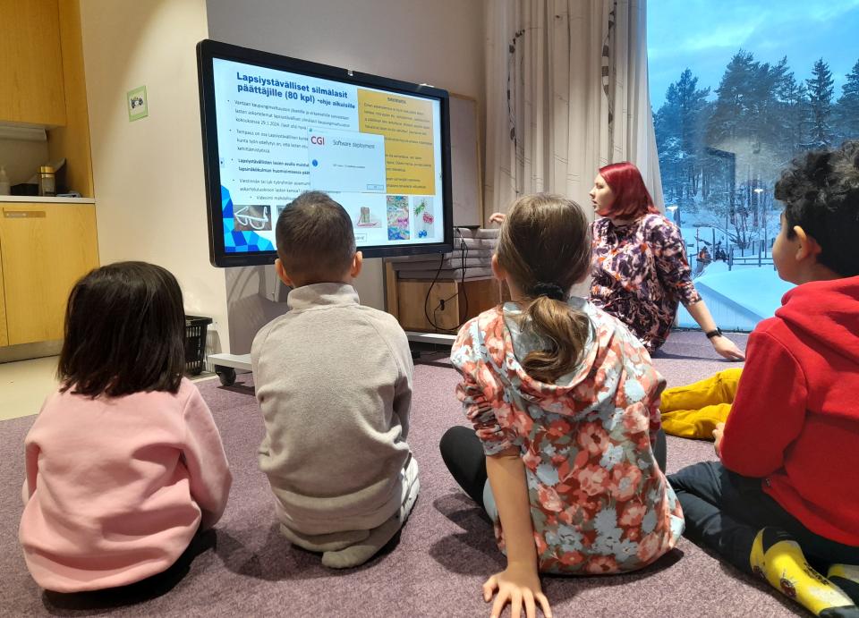 Eskarilaiset miettivät lapsilasien merkitystä.