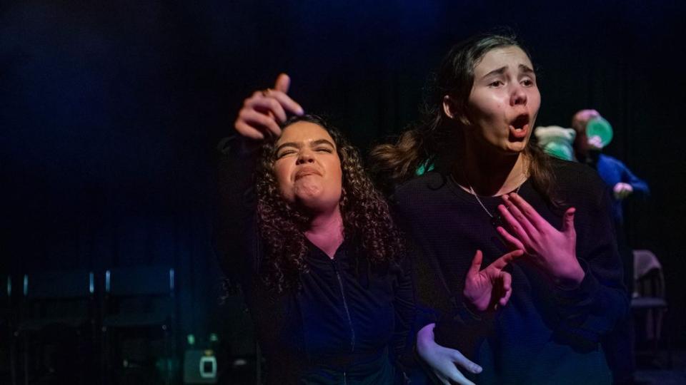 kaksi teatteriharrastajaa.