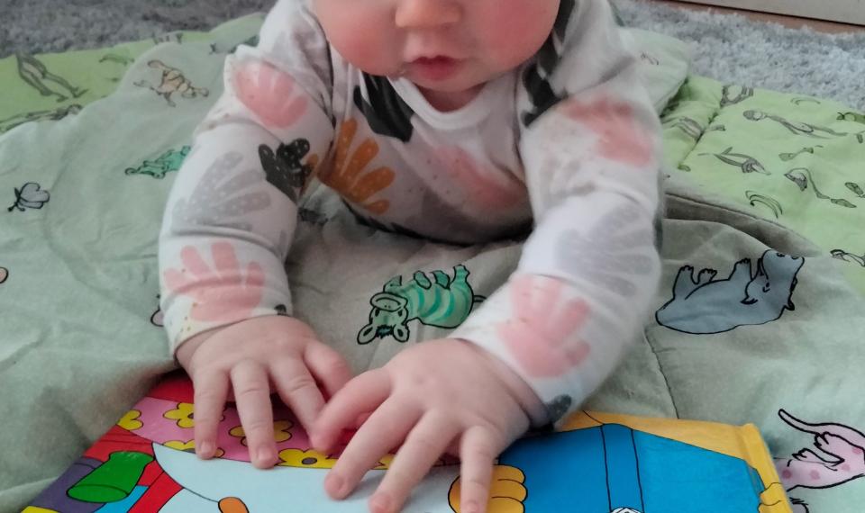 Vauva katsele kuvakirjaa.