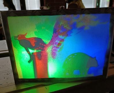 Kytöpuiston koulun valotaidetyöpajan taideteos, jossa on kettu ja karhu. 