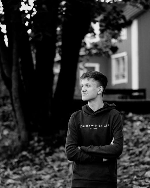 Eetu Laaksonen seisomassa kädet ristissä.